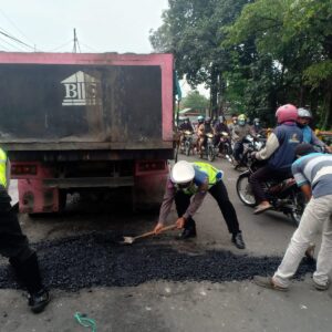 Antisipasi Kemacetan, Polantas Driyorejo Urug Jalan Berlobang