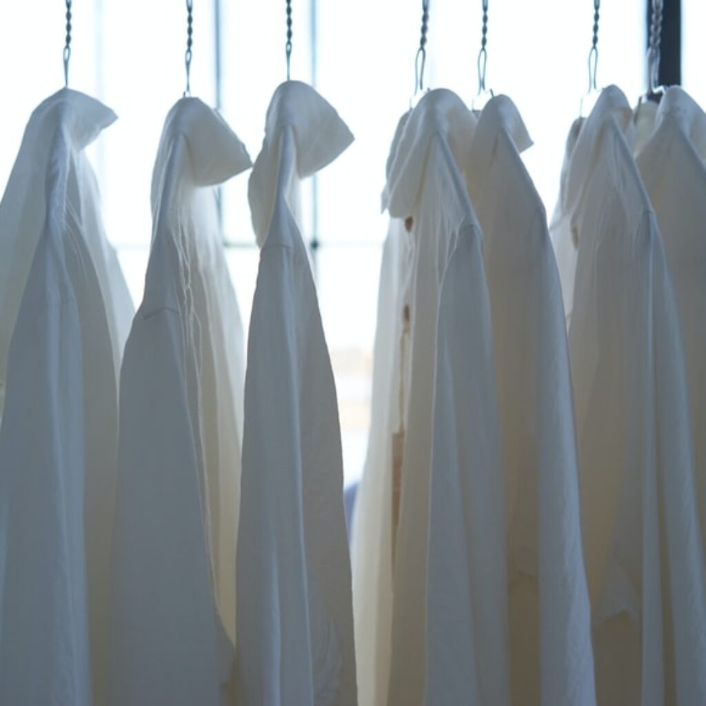 3 Cara Menghilangkan Noda Kuning Pada Pakaian Warna Putih