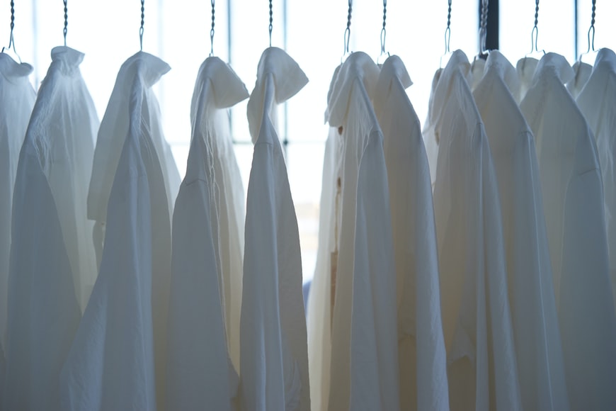3 Cara Menghilangkan Noda Kuning Pada Pakaian Warna Putih