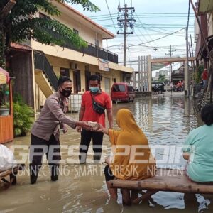 Banjir Kali Brantas, Polres Gresik Gerak Cepat Beri Bantuan Kepada Warga