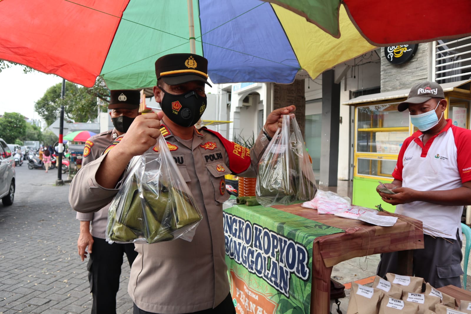 Usai Bagikan Masker, Polisi  Borong Bongko Kopyor Takjil Khas Gresik