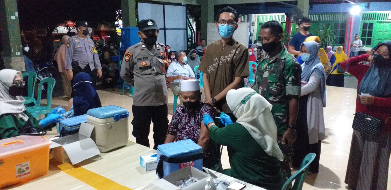 Safari Vaksin Ramadhan usai Tarawih Dibanjiri Ratusan Warga Gresik