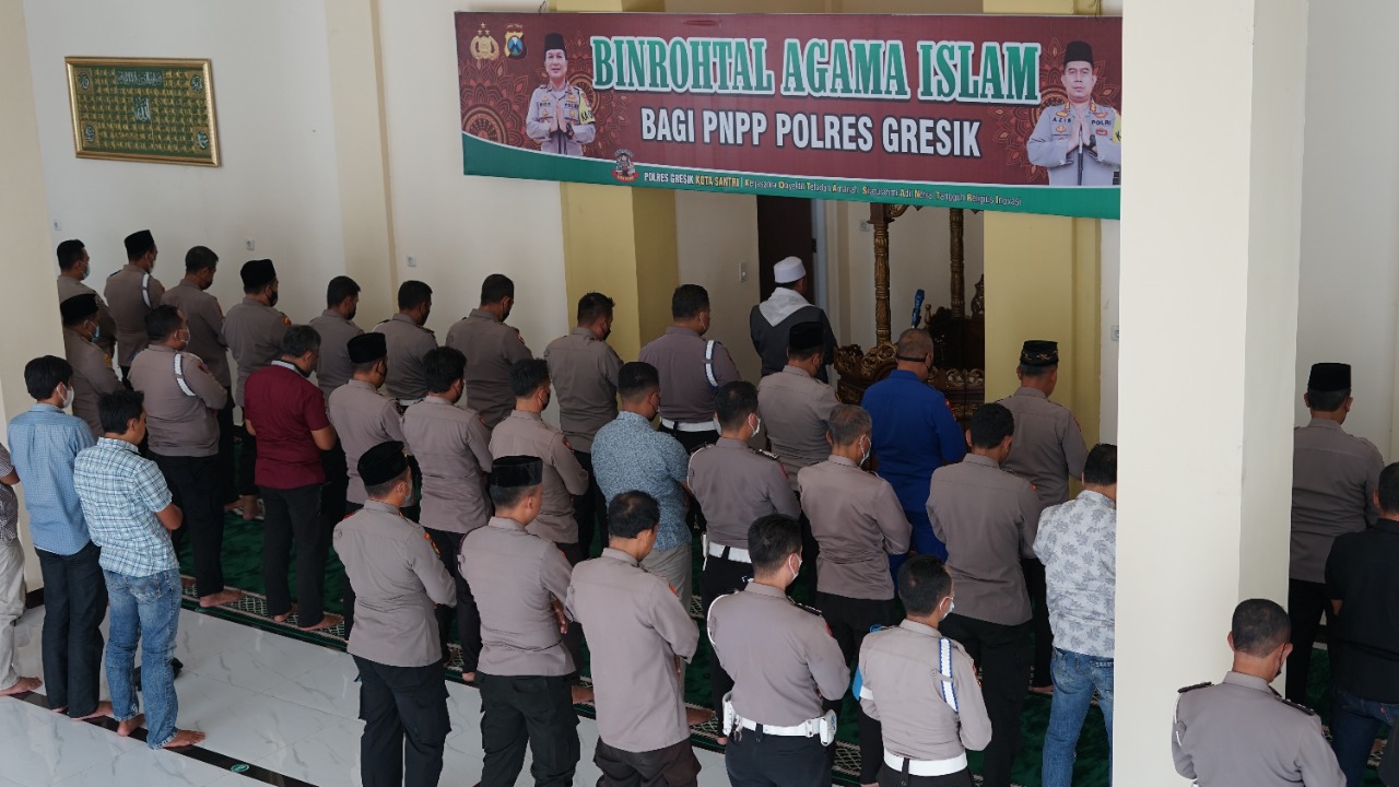 Memakmurkan Masjid di Bulan Ramadhan, Puluhan Anggota Polres Gresik mengikuti Binrohtal