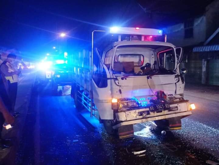 Truk Colt Diesel Sruduk Tronton Hingga Ringsek di Jalan Raya Duduk Sampeyan Gresik