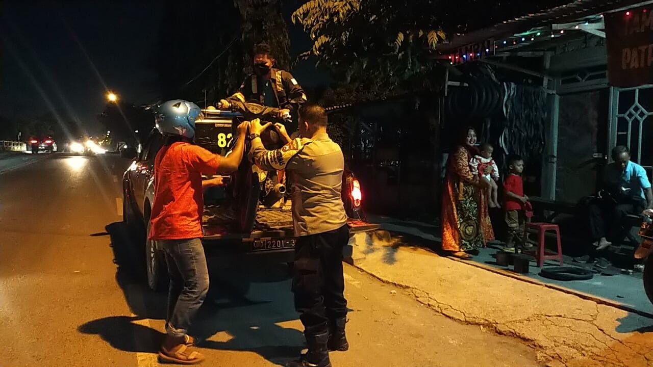 Kelelahan Dorong Motor, Pengendara ini ditolong Polisi Gresik ke Bengkel