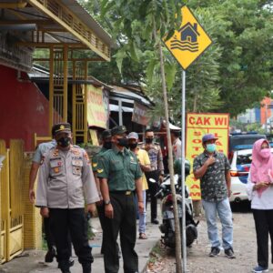 Kapolres Gresik Pimpin Penyekatan Kendaraan Angkut Ternak Sapi di Morowudi