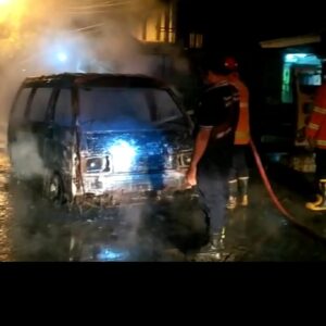 Mobil Carry Tua Terbakar Bersama Pemiliknya di Gresik