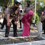 HUT Bhayangkara Ke 76, Polres Gresik Tabur Bunga di Taman Makam Pahlawan