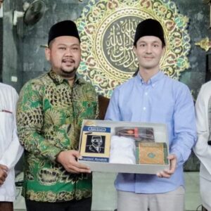 Bupati Gresik Hadiahkan Al-Quran Kepada Seorang Muallaf Asal Thailand