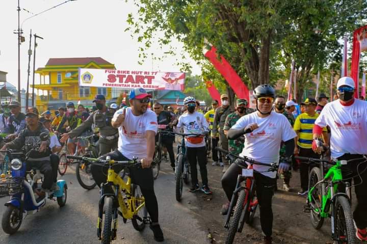 Fun Bike Sambut HUT RI Ke-77 Bupati Gresik Bersama Forkopimda Disambut Ratusan Warga