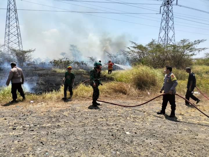 Kebakaran Lahan, Polsek Driyorejo Gresik Turun Langsung Bantu Padamkan Api