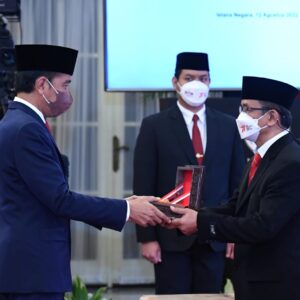 Presiden Jokowi Anugerahkan Tanda Kehormatan bagi 127 Tokoh