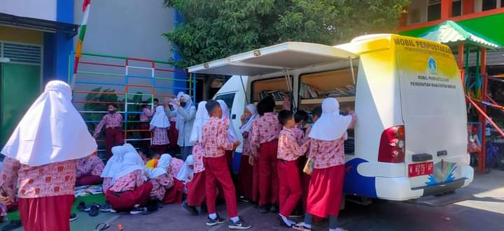 Tingkatkan Minat Baca Anak, Komunitas Read Aloud Gresik Kunjungi SD Muhammadiyah