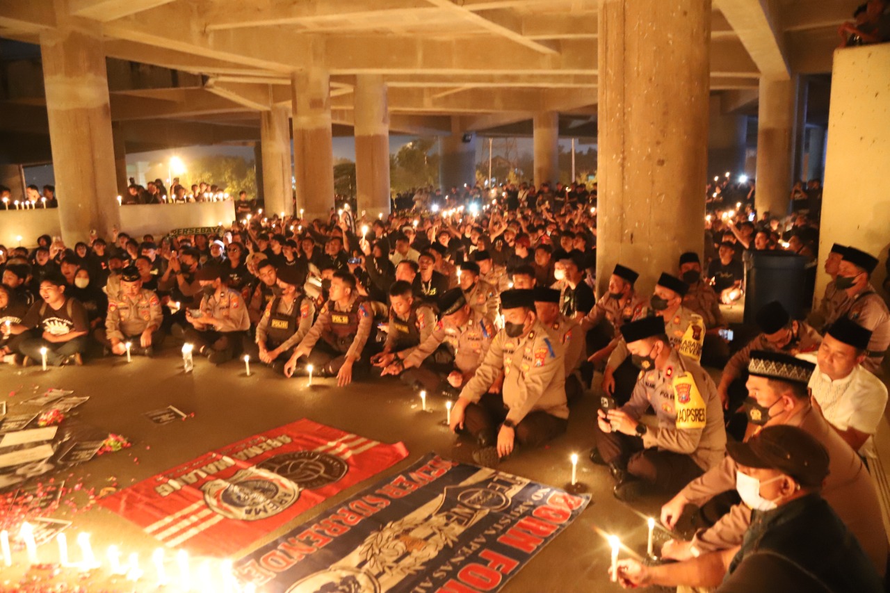 Personil Polres Gresik Bersama Ultras Mengelar Doa Bersama Untuk Korban Tragedi Kanjuruhan
