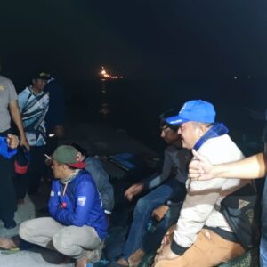 Ditpolairud Polda Jatim Berhasil Selamatkan Kapal Pemancing yang Terombang – ambing di Perairan Gresik