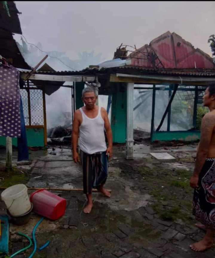 Konsleting Listrik, Rumah Warga Driyorejo Gresik Ludes di Lalap Api