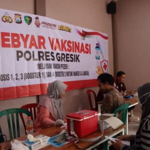 Polres Gresik Gelar Vaksinasi di Tempat Wisata Menganti