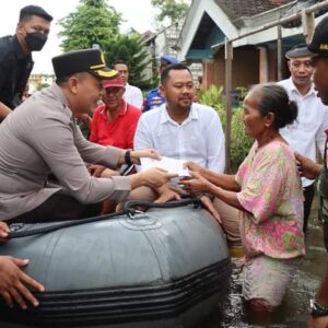 Kapolres Gresik Salurkan Bantuan Datangi Rumah Warga Terdampak Banjir di Cerme