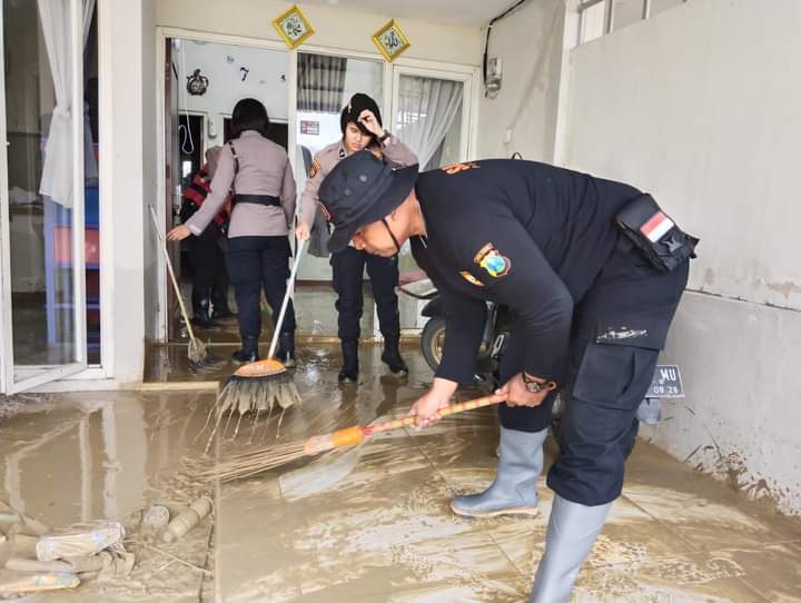 Anggota Polres Gresik Bantu Bersihkan Rumah Warga Terdampak Banjir Driyorejo