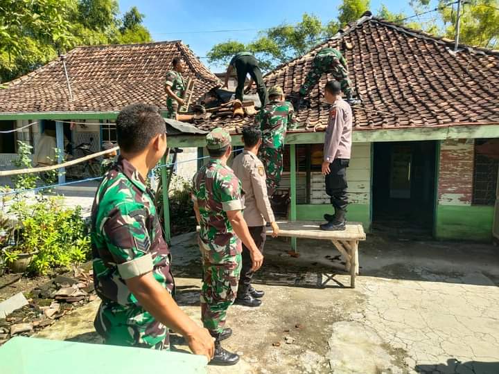 TNI dan Polri Bantu Perbaiki Atap Rumah Warga Akibat Puting Beliung di Gresik