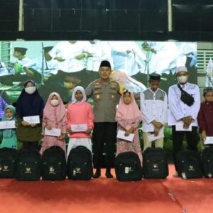 Kapolres Gresik Dampingi Gubernur Jawa Timur Bagikan Bantuan Kepada Seribu anak Yatim