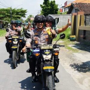 Kompak TNI-Polri di Gresik Patroli Naik Motor Bersama Jaga Keamanan Masyarakat