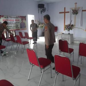 Sambut Hut Bhayangkara 77, Polres Gresik Bakti Sosial Religi di Gereja