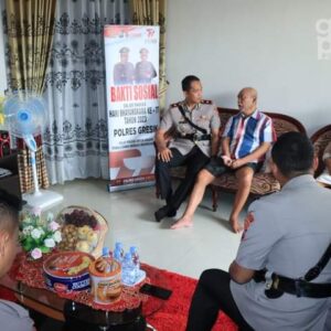 HUT Bhayangkara ke 77, Polres Gresik Anjangsa Anggota Polri Yang Sedang Sakit