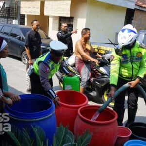 Polres Gresik Bantu Air Bersih di Wilayah Terdampak Kekeringan
