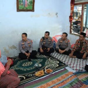 Polres Gresik Door to Door Dengar Keluhan Warga Suci Kecamatan Manyar Gresik