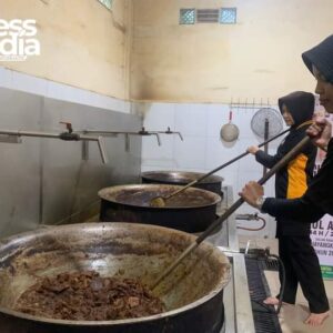 Puluhan Polwan Polres Gresik Masak Daging Kurban Siap Saji Tuk dibagikan ke Ponpes