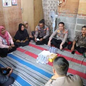 Gelar Jumat Curhat di Randuagung Gresik, Kapolres Gresik Door to Door ke Rumah Warga