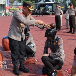 Tradisi Siram Kembang Warnai Kenaikan Pangkat Anggota Polri Dan PNS Polres Gresik