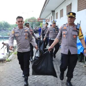 Polres Gresik bersama Warga dan Pelajar Bersih-bersih Sampah di Pesisir Gresik