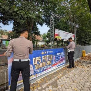Ops Patuh Semeru 2023, Satlantas Polres Gresik Pasang Himbauan Keselamatan Dijalan