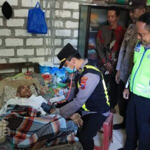 Terbaring Selama Enam Bulan, Polres Gresik Rujuk Kakek Saeni ke Rumah Sakit