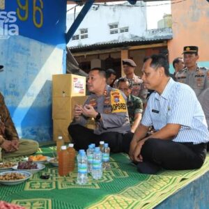 Jumat Curhat, Kapolres Gresik Tampung Aspirasi Masyarakat Sukomulyo Manyar di Poskamling