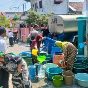 28 Tahun Pengabdian Akpol 95 Patria Tama Salurkan Puluhan Tangki Air Bersih di wilayah Terdampak Kekeringan Gresik