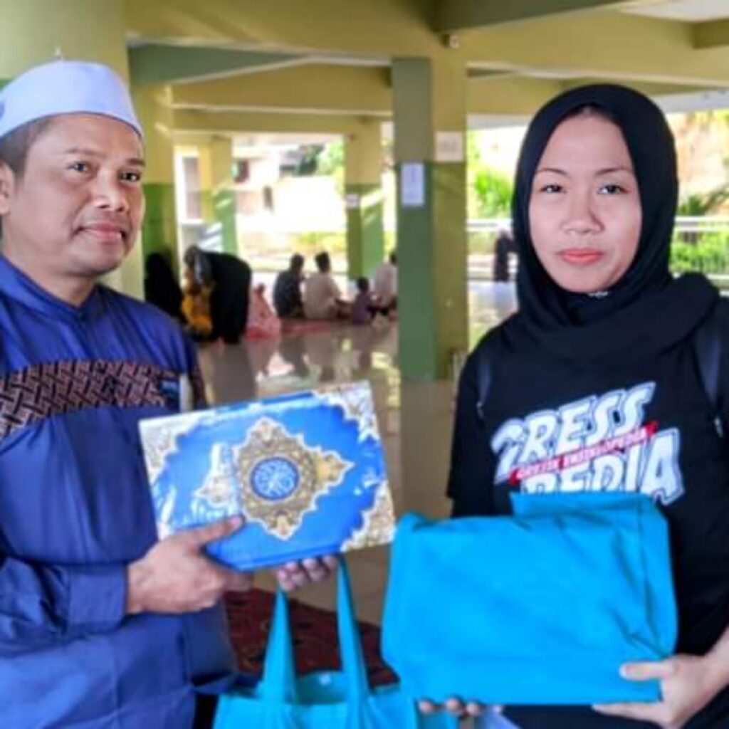 Wakaf Al Quran PT Dapanel Media Indonesia Bersama Netizen Gresik