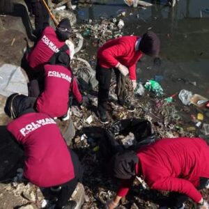 Peduli Lingkungan, Polwan di Gresik Bersih Bersih Pantai