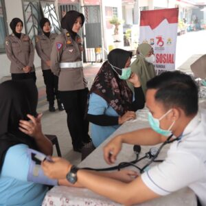 Peringati Hari Jadi ke-75, Polwan Gresik Cek Kesehatan Gratis di Lapas Perempuan