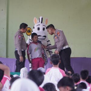 Polisi Sahabat Anak, Satlantas Polres Gresik Beri Pendidikan Lalu Lintas pada Ratusan Pelajar UPT SDN 6