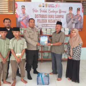Peduli Budaya Literasi, Polres Gresik Bagikan Buku ke Pelosok Desa