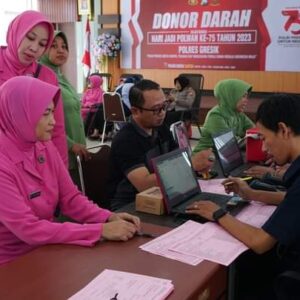 Sambut Hari Jadi ke-75, Polwan Polres Gresik Gelar Bakti Kesehatan Donor Darah
