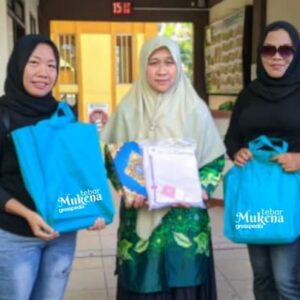 Tebar Kasih Bulan Muharram, Netizen Gresik Gresspedia Berbagi Puluhan Mukena Gratis