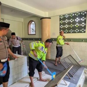 Sambut HUT Lalu Lintas, Satlantas Polres Gresik Baksos Bersihkan Tempat Ibadah