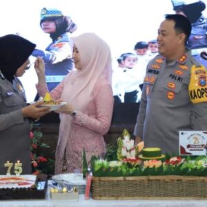 Kapolres Gresik Potong Tumpeng pada Syukuran Hari Jadi Polwan ke-75