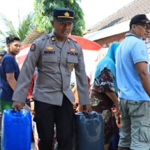 HUT Humas Polri, Polres Gresik Gelar Baksos Air Bersih 25 Ribu Liter di Duduk Sampeyan