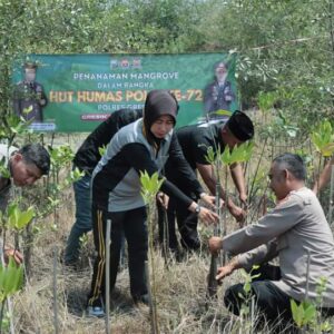 Peringati HUT Humas Polri ke 72, Polres Gresik Gelar Penanaman Mangrove di Kali Mireng