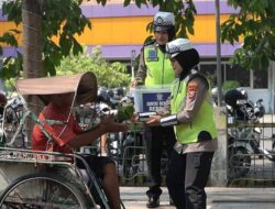 Jumat Berkah Berbagi, Satlantas Polres Gresik Bagikan Nasi Bungkus di Jalan